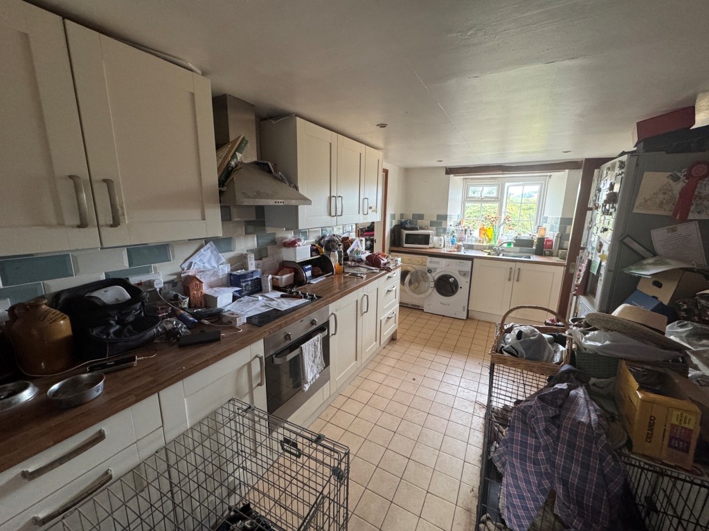 Lot: 20 - THREE-BEDROOM SINGLE-STOREY DWELLING - A FREEHOLD INVESTMENT - Kitchen